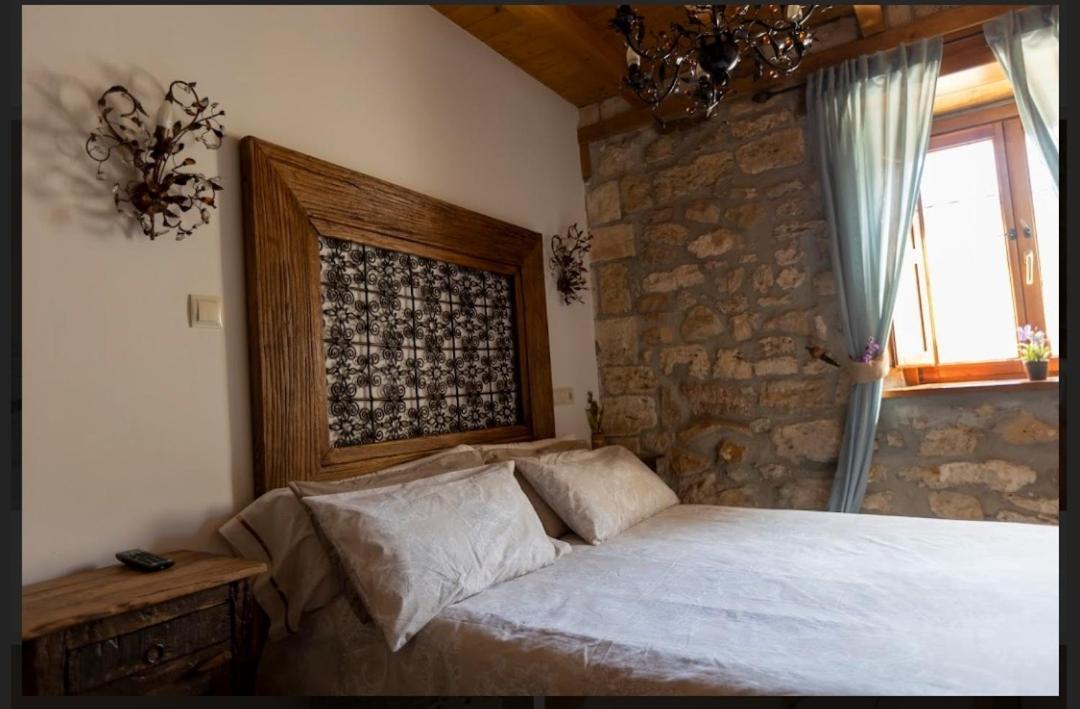 Hotel Rural En Las Cascadas De Tobera Exterior foto